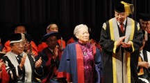 做了44年保洁员，一生只会5个字，她却成为香港大学院士